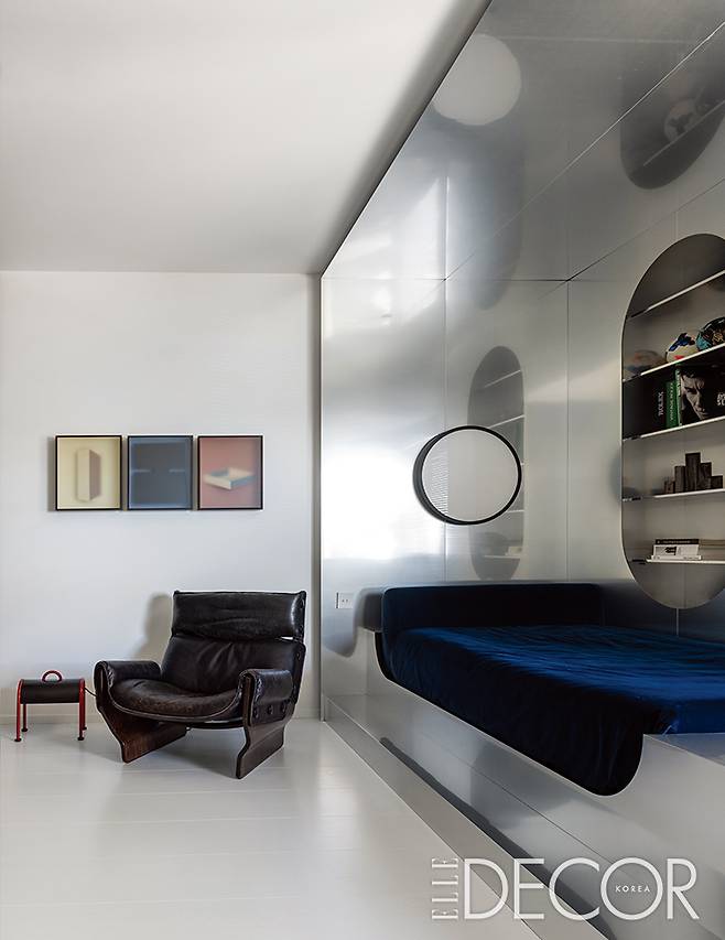 아들의 침실에는 주문 제작한 알루미늄 박스 침대가 있다. 빈티지 가죽 안락의자는 이탈리아 건축가이자 가구 디자이너 오스발도 보르사니(Osvaldo Borsani)가 디자인한 것. 벽에 걸린 건 알프레도 마이오리노(Alfredo Maiorino)의 작품들. 바닥에 놓인 램프는 에토레 소트사스의 디자인.