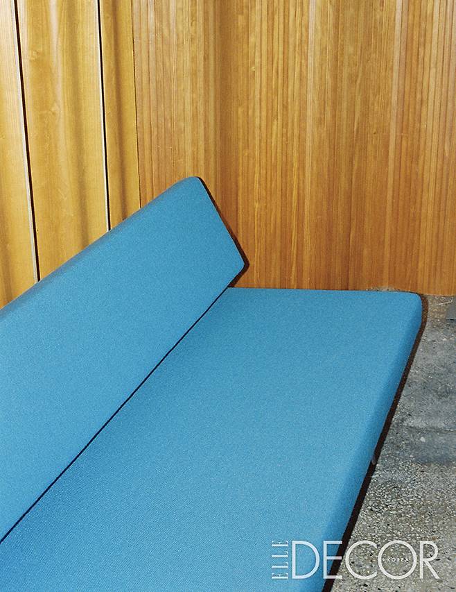 곧고 견고한 느낌이 충만한 마틴 비서의 푸른빛 데이베드.