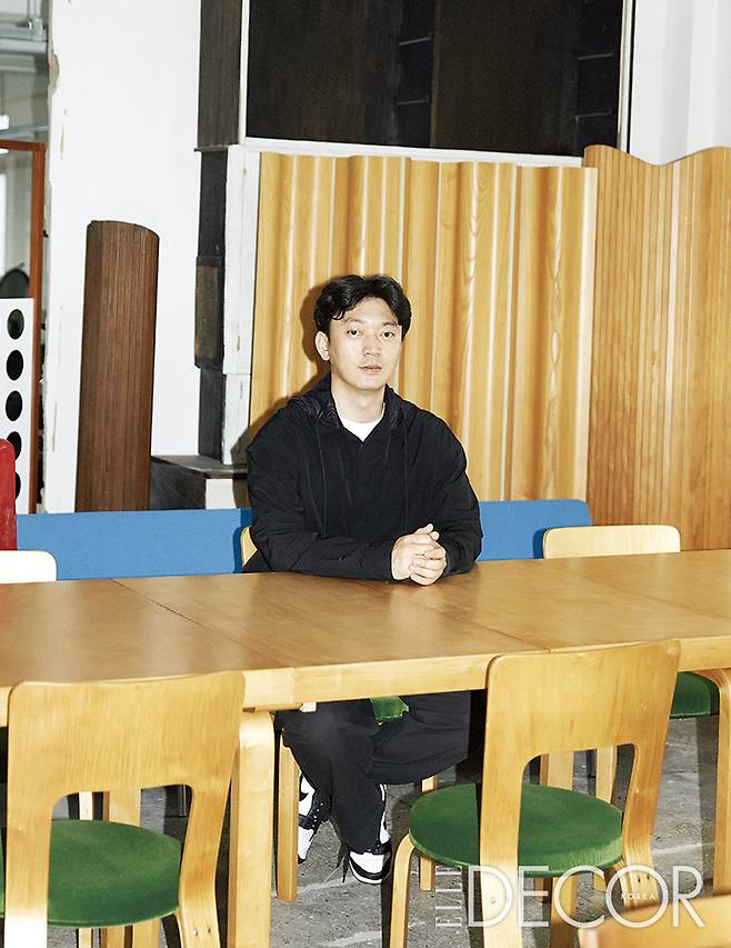 조마인 바우만이 디자인한 룸 디바인더와 알바 알토의 아르텍 가구 사이에 앉은 김성민 대표.