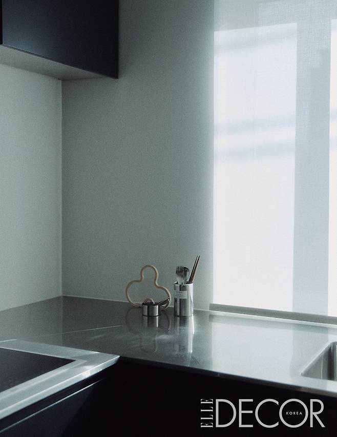 부부의 간소한 키친.