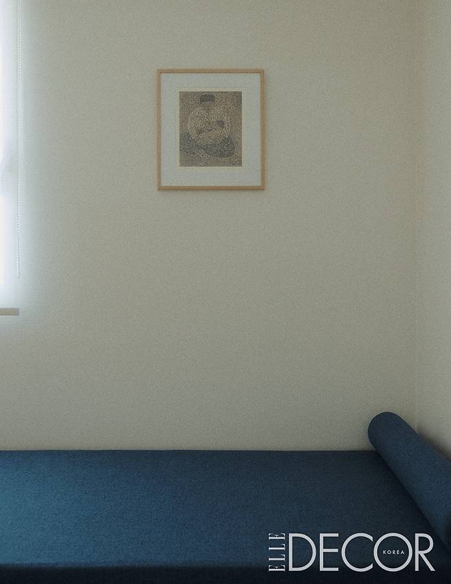 박수근의 따뜻한 판화와 더치 모던 디자인의 푸른색 데이베드를 함께 둔 코너의 위트.