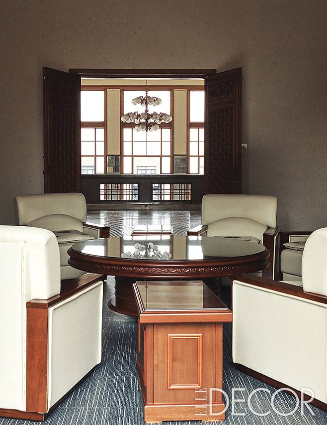 1층 로비와 같은 면적의 2층 중앙 로비를 지나면 도지사실이다. 평면상 도지사실 일부를 외부로 돌출시켜 중심성을 높였다.