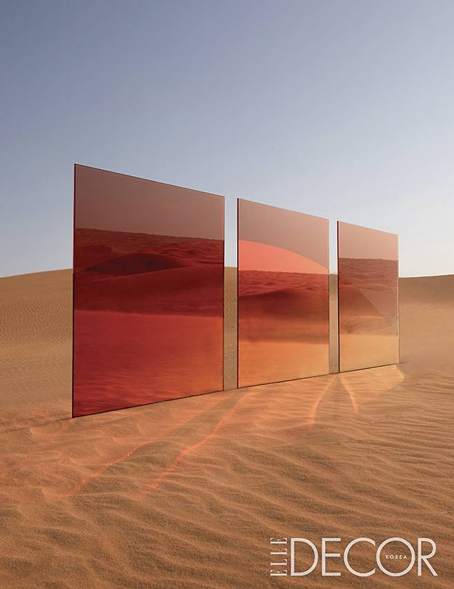 두바이 모래 사막에 전시된 미라지(Mirage). 빛과 반사로 달라지는 소재의 이중성을 다룬 첫 번째 거울 작품.