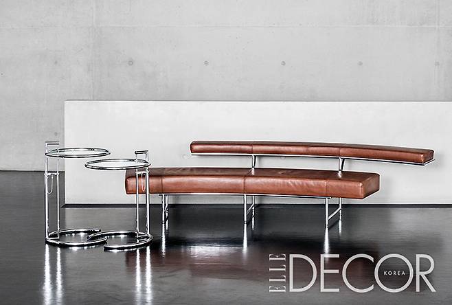 아일린 그레이의 모더니즘이 돋보이는 몬테 카를로(Monte Carlo) 소파와 높이 조절이 가능한 E-1027 사이드 테이블.