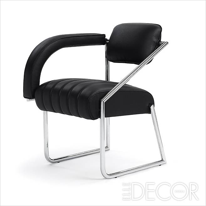 몸의 자유로운 움직임을 위한 그녀의 대표작 논-콘포미스트 의자, 비대칭의 팔걸이가 돋보인다.