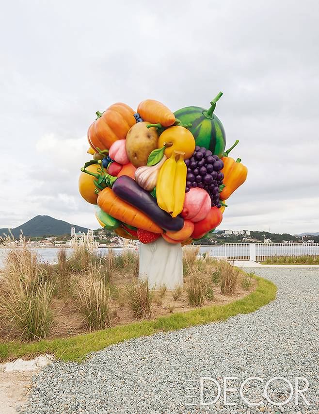 오징어잡이 배의 조명을 연상시키는 조명 장식, 예술로 농사를 짓는 최정화의 야외 조각 작품, 어선의 밧줄과 어망, 잔잔한 물결을 닮은 제이원 스튜디오(j1studio)의 선반과 설치미술 작품. 현재 아트 스페이스에서 최정화의 개인전이 열리고 있다.