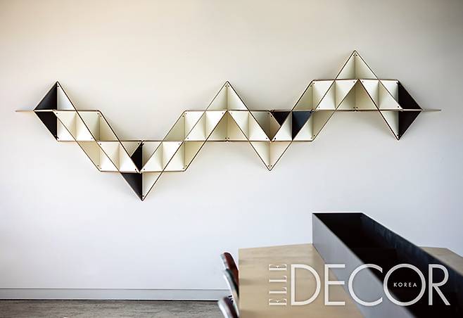 오징어잡이 배의 조명을 연상시키는 조명 장식, 예술로 농사를 짓는 최정화의 야외 조각 작품, 어선의 밧줄과 어망, 잔잔한 물결을 닮은 제이원 스튜디오(j1studio)의 선반과 설치미술 작품. 현재 아트 스페이스에서 최정화의 개인전이 열리고 있다.