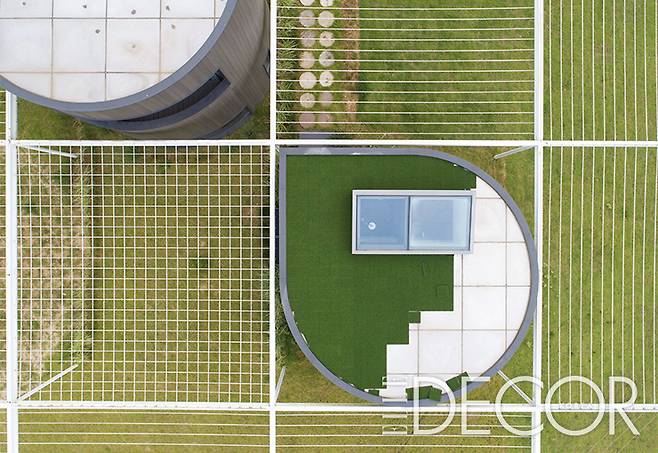 이순신 장군의 한산대첩 승전 현장이기도 한 견내량 바다와 이웃한 드넓은 야외 공원에선 한국을 빛낸 영웅들의 조각상이 미로처럼 펼쳐진다.