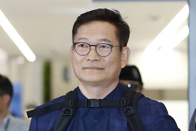 [인천공항=뉴시스] 최동준 기자 = '전당대회 돈봉투' 의혹 송영길 전 더불어민주당 대표가 지난 24일 인천국제공항으로 귀국하고 있다. 2023.04.24. photocdj@newsis.com /사진=뉴시스