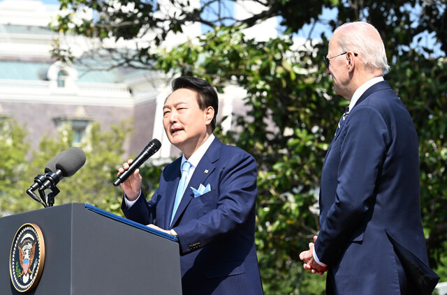 미국을 국빈방문 중인 윤석열 대통령이 26일 오전(현지시각) 백악관에서 열린 공식환영식에서 조 바이든 대통령의 환영사에 답사를 하고 있다. 워싱턴/윤운식 선임기자 yws@hani.co.kr