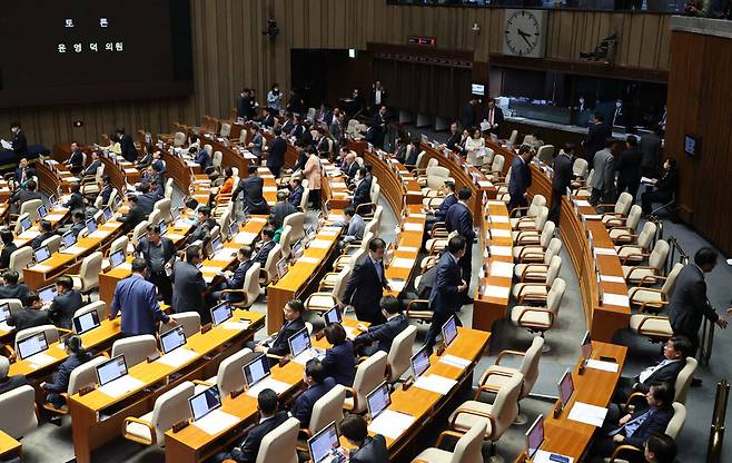 7일 국회 본회의에서 국민의힘 의원들이 ‘쌍특검법’ 투표 전 퇴장하고 있다. 연합뉴스