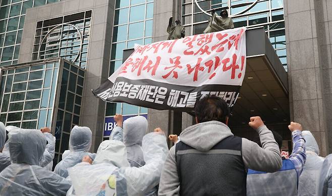 서울신용보증재단고객센터지부 박영임 정책부장(왼쪽)과 진기숙 조직부장이 18일 오전 서울 마포구 서울신용보증재단 건물 캐노피에 올라 해고 철회를 요구하는 농성을 벌이고 있다. 김정효 기자