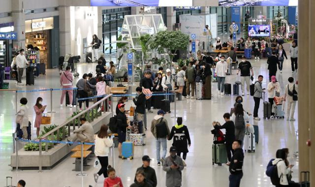 지난 26일 오전 인천국제공항 입국장이 해외 여행객 등으로 북적이고 있다. 뉴스1