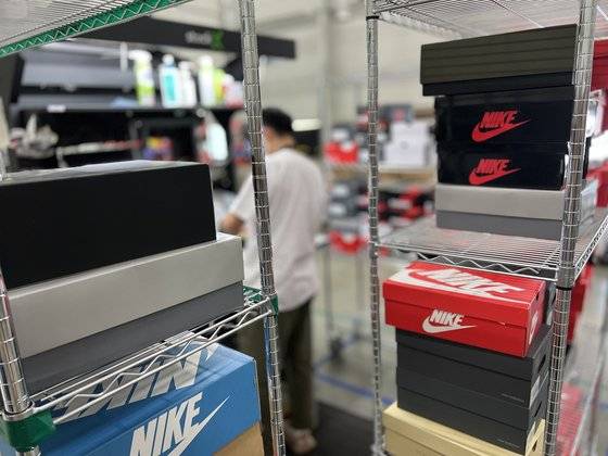 검수센터에 쌓여있는 각종 스니커즈 박스들. 박영민 기자
