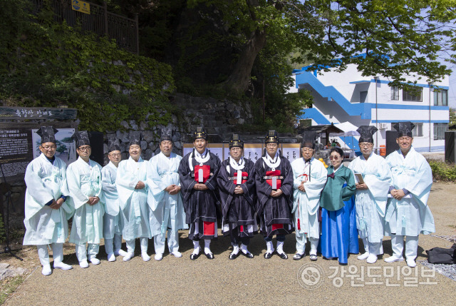 ▲ 동해안 해상 방위와 치안의 본거지였던 삼척포진영을 지킨 영장들의 고혼을 달래고 주민 화합을 위한 ‘제13회 삼척포진영 영장 고혼제 및 육향문화축전’이 27일 정라동 이사부 역사문화창조사업 공원에서 열렸다.