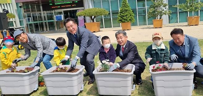 27일 인천시 농업기술센터에서 열린 ‘2023 상자텃밭 나눔행사’에서 정해권 인천시의회 산업경제위원장(오른쪽 두번째)과 김종득 인천시의회 문화복지위원장(왼쪽 두번째)이 어린이들과 상자텃밭에 꽃을 심고 있다.|박준철기자