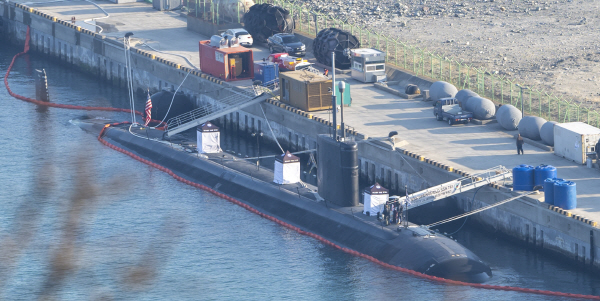 지난 2월 부산 남구 해군작전사령부 부산기지에서 미해군 핵 추진 공격잠수함 스프링필드(SSN 761·6천t급)가 정박해 있다. 국제신문DB