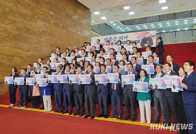 27일 오전 서울 여의도 국회 본청 로텐더홀 앞 계단에서 열린 '안중근 의사 유해발굴·봉환을 위한 국회의원 모임' 결성식 모습.   사진=이승은 기자