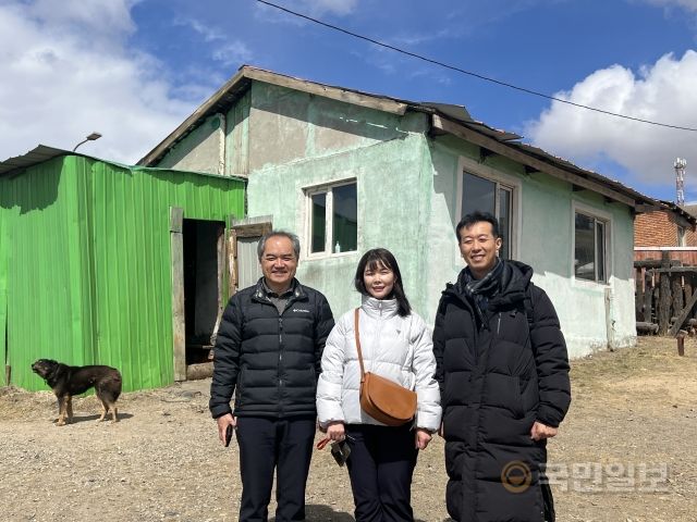 류바 전도사가 센터 인근에 최근 개척한 바양주르흐기독교회를 배경으로 양 목사, 이대학(맨 왼쪽) 선교사와 함께 기념사진을 찍고 있다. 류바 전도사는 "교회가 산 위에 있긴 하지만 십자가를 세우면 온동네서 잘 보일거 같아 좋다"며 웃었다.