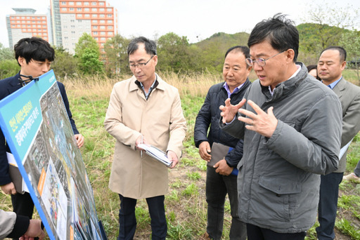 이민근 안산시장이 안산시 상록구 사동 제2·3토취장 부지를 방문, 관계자로부터 현황을 보고받고 있다. 안산시 제공