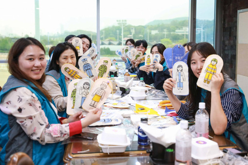 한국마사회 사내 봉사 동아리는 지난 20일 시각장애 아동에게 전달하기 위한 점자 교구를 직접 제작했다. 한국마사회 제공