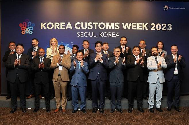 27일 윤태식 관세청장(가운데)이 ‘K-Customs Week 2023’ 2일차 행사에서 아태지역 마약단속 협력회의 공동선언문 작성 후 아태지역 대표들과 기념촬영을 하고 있다. <사진제공=관세청>