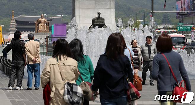 맑고 일교차가 큰 날씨가 이어진 27일 서울 종로구 광화문광장 분수대에서 시민들이 따스한 햇살과 함께 산책을 하고 있다. /사진=뉴스1