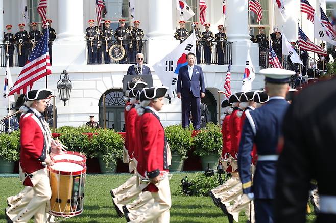 [워싱턴=뉴시스] 홍효식 기자 = 윤석열 대통령과 조 바이든 미국 대통령이 26일(현지시간) 워싱턴DC 백악관에서 열린 공식 환영식에서 양국 국가 연주를 듣고 있다. 2023.04.26. yesphoto@newsis.com