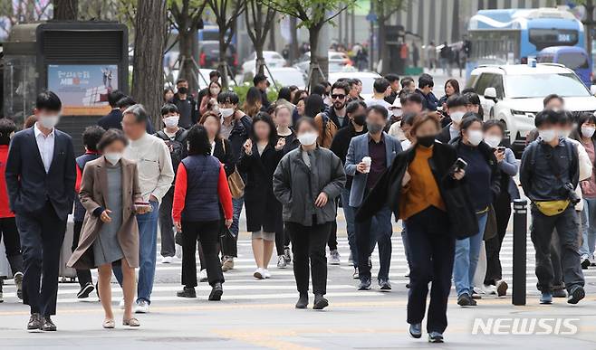 [서울=뉴시스] 권창회 기자 = 지난 13일 오후 서울 시내에서 직장인들이 점심시간을 맞아 이동하는 모습. 2023.04.13. kch0523@newsis.com