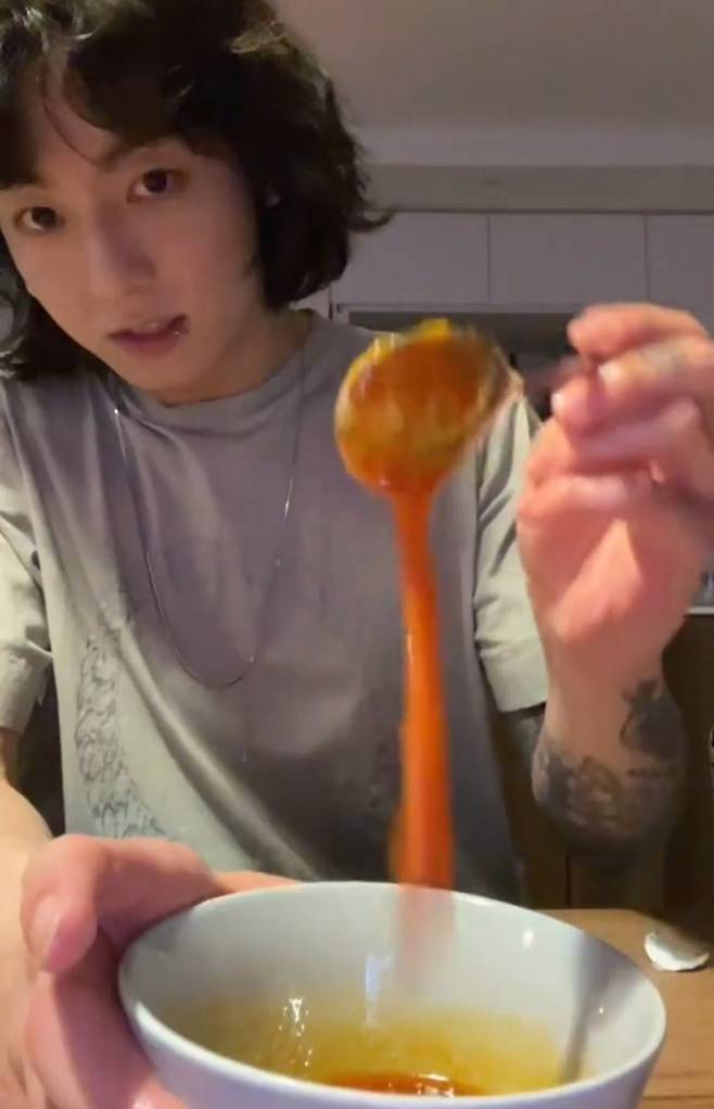 "더 맛있넹!" 방탄소년단 정국, '꼬소한 불마요 들기름 막국수' 추가 레시피 공개