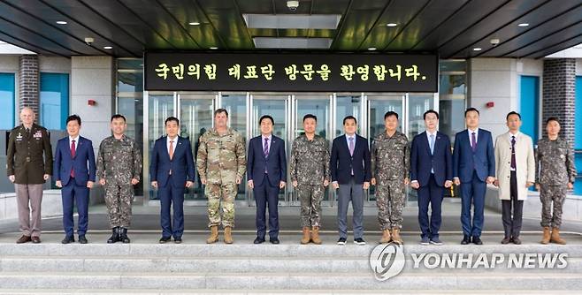 한미연합사 방문한 김기현 대표 (서울=연합뉴스) 국민의힘 김기현 대표가 26일 경기도 평택시 한미연합사령부를 방문해 기념 촬영을 하고 있다. 2023.4.26 [국민의힘 제공. 재판매 및 DB금지] uwg806@yna.co.kr