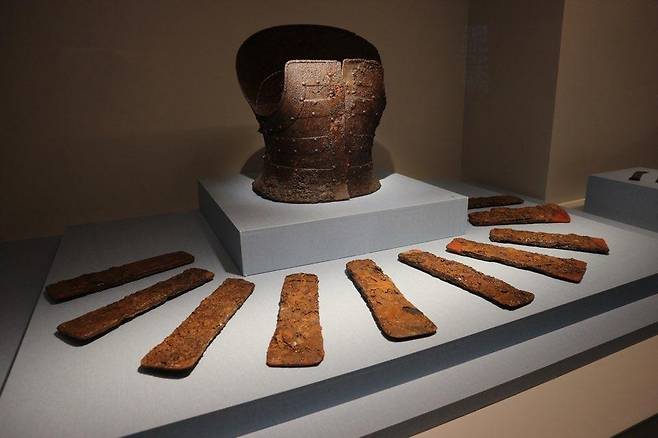 철제 갑옷과 덩이쇠 유물     (김해=연합뉴스) 김예나 기자 = 지난 26일 찾은 경남 김해시 국립김해박물관의 '바다를 건넌 가야인' 특별전 전시장에 일본에서 출토된 철제 갑옷과 덩이쇠 유물이 놓여 있다. 2023.4.27
    yes@yna.co.kr