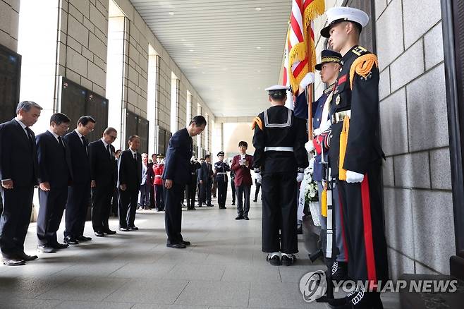 한덕수 국무총리, 한국전 미국 전사자 명비에 묵념 (서울=연합뉴스) 황광모 기자 = 한덕수 국무총리가 27일 오전 서울 용산구 전쟁기념관 내 한국전 미국 전사자 명비에 묵념하고 있다. 2023.4.27 hkmpooh@yna.co.kr