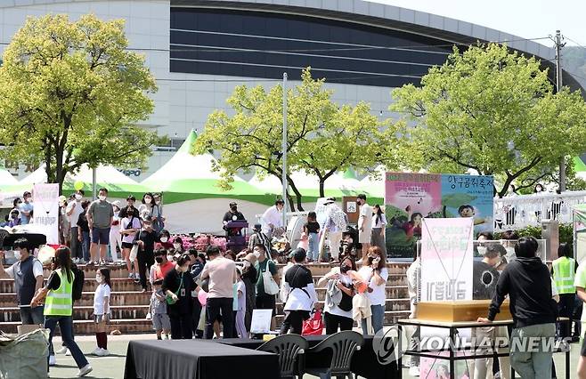 관광객 붐비는 양구 곰취축제 [연합뉴스 자료사진]