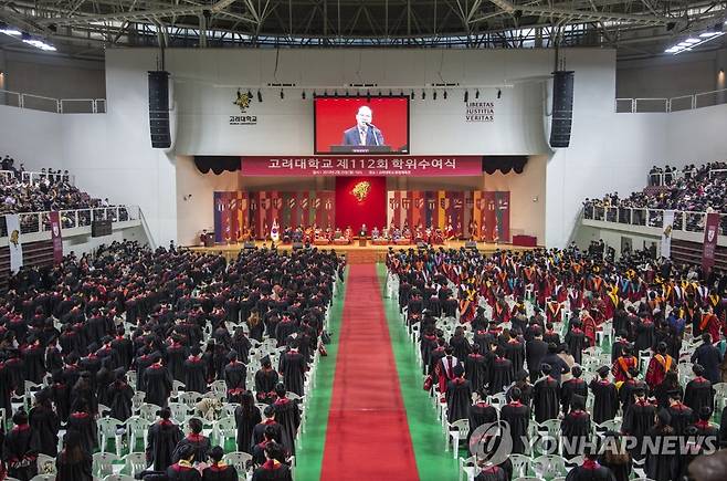 고려대 제112회 학위수여식 (서울=연합뉴스) 고려대는 25일 교내 화정체육관에서 제112회 학위수여식을 열고 학부 4천161명, 대학원 2천21명 등 총 6천182명에게 학위를 수여했다. 2018.2.25 [고려대 제공]