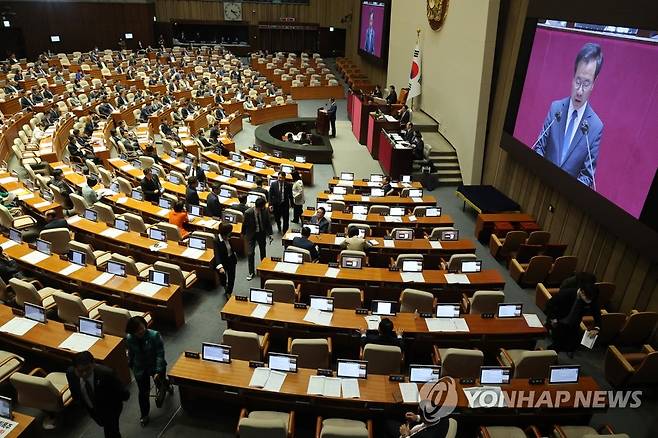 '50억 클럽·김건희' 특검법 투표 거부하는 국민의힘 (서울=연합뉴스) 임화영 기자 = 27일 오후 국회에서 열린 본회의에서 화천대유 '50억 클럽' 뇌물 의혹 사건과 김건희 여사의 도이치모터스 주가조작 의혹 진상규명을 위한 특별검사 임명 등에 관한 법률안에 대한 신속처리안건 지정동의의 건에 대한 투표를 거부하며 국민의힘 의원들이 본회의장을 나서고 있다. 2023.4.27 hwayoung7@yna.co.kr