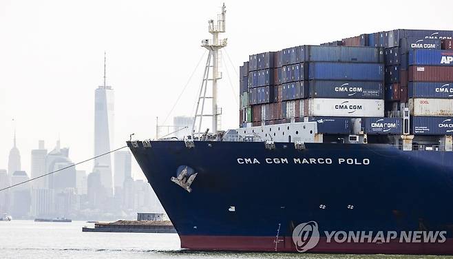 미국 뉴욕항으로 향하는 대형 컨테이너선 [EPA 연합뉴스 자료사진]