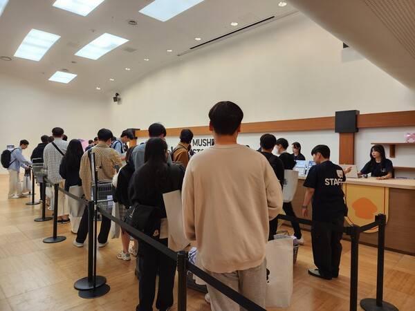 - 굿즈샵도 인산인해다&nbsp;