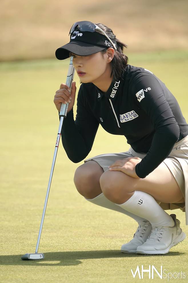 박결이 27일 열린 크리스F&C KLPGA 챔피언십 1라운드에서 퍼트 방향을 바라보고 있다.(사진=양주, 박태성 기자)