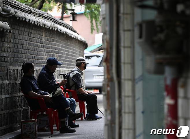 노인학대 예방의 날을 하루 앞둔 14일 오후 서울 종로구 탑골공원에서 어르신들이 휴식을 취하고 있다.   2021.6.14/뉴스1 ⓒ News1 신웅수 기자