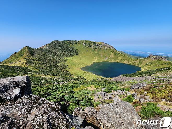 제주도 한라산국립공원관리소는 세계자연유산인 한라산을 찾는 탐방객들의 안전과 편의를 위해 5월1일~8월31일 입산 및 하산 시간을 조정한다고 28일 밝혔다. 한라산에 1000㎜ 이상의 비가 내린 후 백록담이 만수위를 기록하고 있다.(독자 강영근씨 제공) 2022.9.7/뉴스1