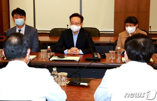 조규홍 보건복지부 장관은 28일 연세대학교 세브란스병원(서울 서대문구 소재) 응급실을 찾아 응급의료 현장에 차질이 없는지 점검하고 우회적으로 파업 자제를 당부했다/보건복지부 제공