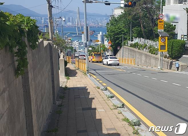 28일 오후 사고가 발생한 부산 영도구 청학동 한 어린이보호구역에 안전 펜스가 철거돼 곳곳에 사대가 설치돼 있다.2023.4.28/뉴스1 노경민 기자