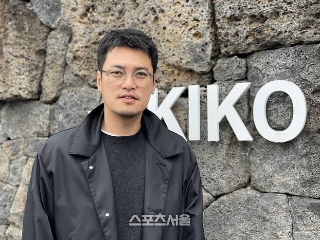 강민규 서귀포고 감독이 지난 24일 제주 서귀포시 중문 키코앤일레인 호텔에서 인터뷰한 후 사진촬영에 임하고 있다. 서귀포 | 정다워기자