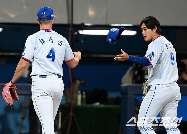 '오다 주웠다!' 공민규의 모자를 시크하게 주워들어 건네주고