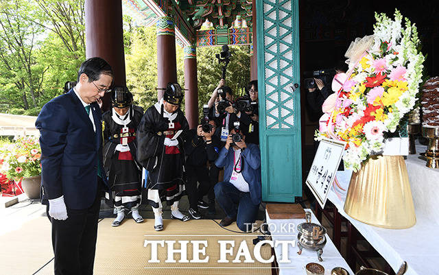 한덕수 국무총리가 28일 오전 충남 아산시 현충사에서 열린 충무공 이순신 탄신 제478주년 기념 다례 행사에 참석해 분향을 마친 뒤 묵념하고 있다. /아산=이동률 기자