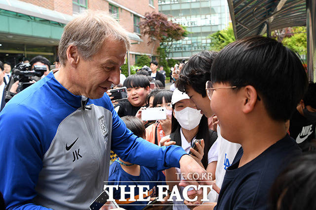 '학교체육 활성화 및 늘봄학교 지원을 위한 교육부-대한축구협회 업무협약식'을 마친 뒤 경기장으로 이동하는 클린스만 감독.