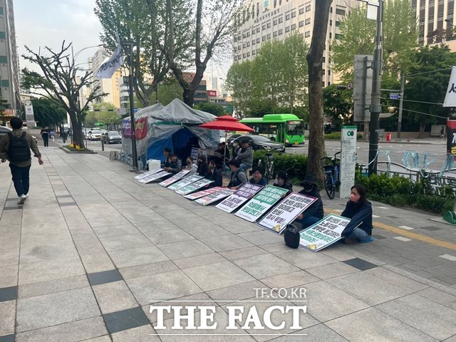 서울신용보증재단 콜센터 상담노동자들이 사측과 인원 감축을 둘러싼 갈등을 봉합하면서 파업과 단식농성을 중단했다. /최의종 기자