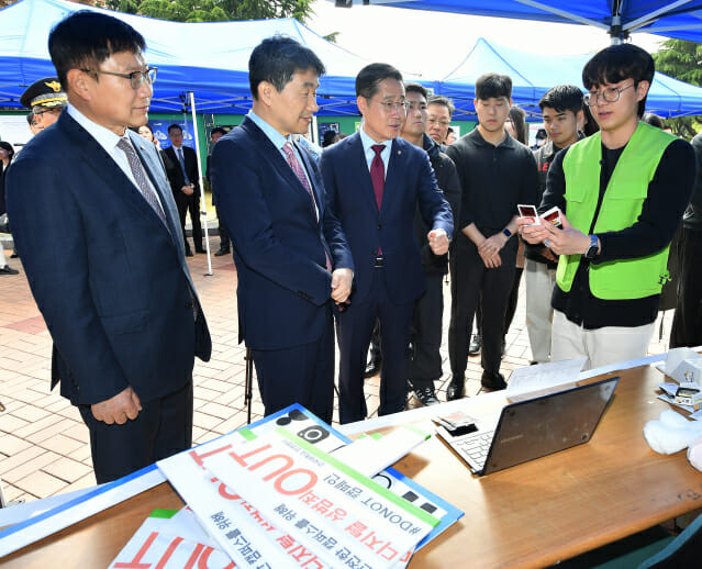 전영재 건국대학교 총장, 이주호 사회부총리 겸 교육부 장관, 이태규 의원이(왼쪽부터) 26일 건국대학교에서 인권 서포터즈가 운영하는 ‘365일 불법촬영 없는 우리 대학!’ 캠페인에 참여해 학생 설명을 듣고 있다.