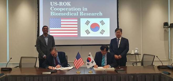 26일(현지시간) 미국 메릴랜드주 베데스다에 위치한 미국 국립암연구소에서 국립암센터와 미국 국립암연구소 간의 양해각서가 체결되고 있다. [사진제공=국립암센터]